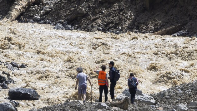 Der Fluss Lonza bahnt sich seinen Weg durch die Erd- und Geröllmassen.