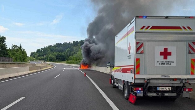 Ein Sanitäterteam aus Tulln (NÖ), das auf der Rückfahrt von einer Übung in Kärnten war, half es Erstes vor Ort.