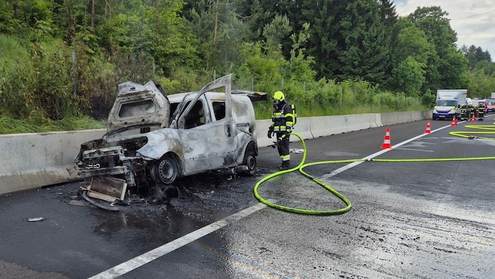 Auch vom Unglücksfahrzeug am Sonntag blieb wenig übrig.