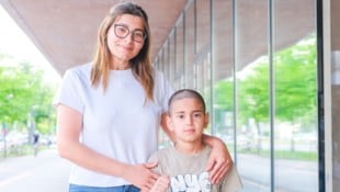 Mama Gulnar Ismailova und ihr Sohn Umut (8) retteten dem fünfjährigen Nagib das Leben  (Bild: Horst Einöder/Flashpictures)