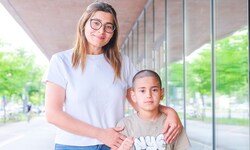 Mama Gulnar Ismailova und ihr Sohn Umut (8) retteten dem fünfjährigen Nagib das Leben 