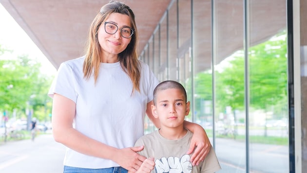Mama Gulnar Ismailova und ihr Sohn Umut (8) retteten dem fünfjährigen Nagib das Leben 