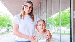Mama Gulnar Ismailova und ihr Sohn Umut (8) retteten dem fünfjährigen Nagib das Leben  (Bild: Horst Einöder/Flashpictures)