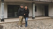 Robert und Barbara Rachelsperger vor ihrem unfertigen Haus.