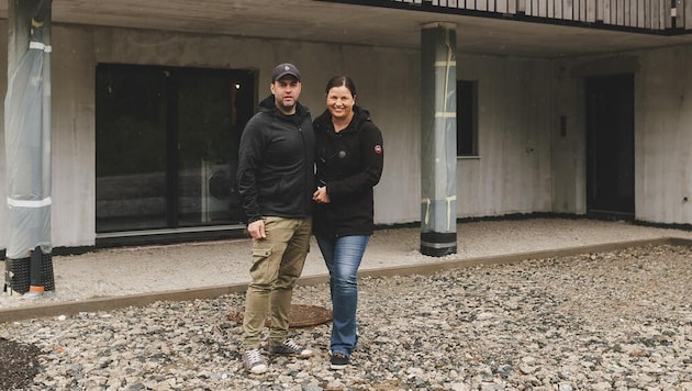 Robert und Barbara Rachelsperger vor ihrem unfertigen Haus.
