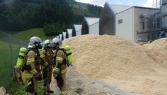 Mit Unterstützung der freiwilligen Feuerwehren Kaltenbach und Stumm wurde der Silo komplett ...
