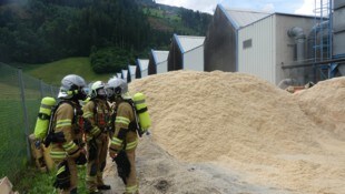 Mit Unterstützung der freiwilligen Feuerwehren Kaltenbach und Stumm wurde der Silo komplett ...