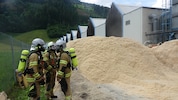 Mit Unterstützung der freiwilligen Feuerwehren Kaltenbach und Stumm wurde der Silo komplett ...