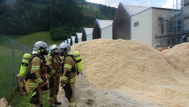 Mit Unterstützung der freiwilligen Feuerwehren Kaltenbach und Stumm wurde der Silo komplett gelehrt.