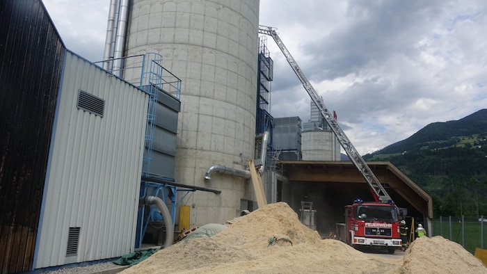 Die Feuerwehr flutete den Silo mit Hilfe einer Drehleiter.