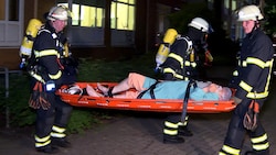 Zahlreiche Patientinnen und Patienten mussten in Sicherheit gebracht werden. Drei von ihnen haben den Brand nicht überlebt. (Bild: AFP/FABIAN HOEFIG)