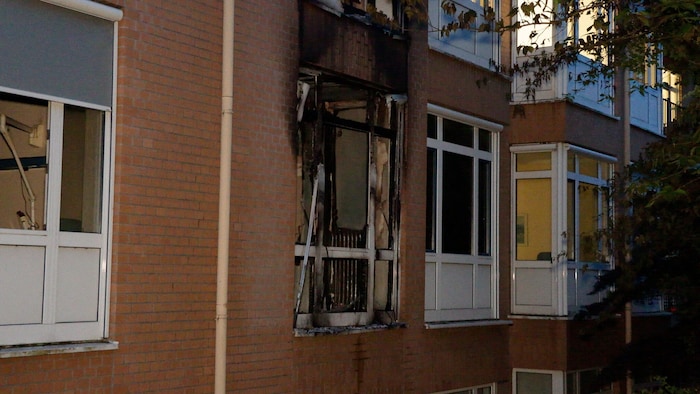 Das Feuer war aus noch ungeklärten Gründen im Erdgeschoss der Klinik in einem Zimmer auf der geriatrischen Station ausgebrochen, die auf die Versorgung älterer Patientinnen und Patienten spezialisiert ist. Danach schlugen die Flammen auf den ersten Stock über.