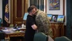 Präsident Wolodymyr Selenskyj gratuliert dem Chef des Inlandsgeheimdienstes SBU, Wassyl Maljuk, zum erfolgreichen Überraschungsangriff. (Bild: AFP/HANDOUT)