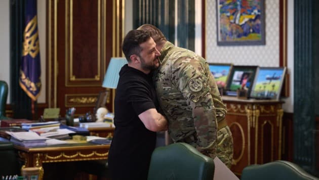 Präsident Wolodymyr Selenskyj gratuliert dem Chef des Inlandsgeheimdienstes SBU, Wassyl Maljuk, zum erfolgreichen Überraschungsangriff. (Bild: AFP/HANDOUT)