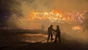 Der Großbrand im Ortszentrum der Gemeinde Stinatz wurde mutmaßlich durch einen Blitzeinschlag ...