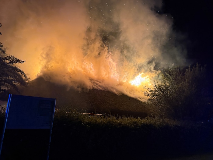 Die ersten eintreffenden Kräfte fanden weite Teile des Strohdaches in Vollbrand vor.