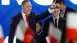 Nawrocki vertritt eher die Deutschland-feindliche Linie und suchte im Wahlkampf die Nähe zu US-Präsident Donald Trump ... (Bild: AFP/WOJTEK RADWANSKI)