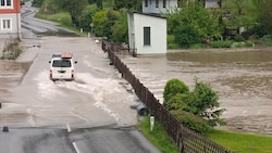 In Neuberg trat die Mürz über die Ufer, standen die Feuerwehren bis in die Nachtstunden im Einsatz. (Bild: BFVMZ Pusterhofer)