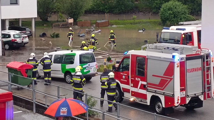 Die Feuerwehren mussten in Neuberg auch Wasser von einem Grundstück abpumpen.