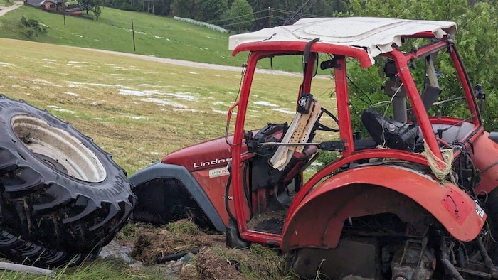 Der Landwirt rutschte mit diesem Traktor bei Mäharbeiten über die nasse Wiese, das Fahrzeug überschlug sich, der Oststeirer musste ins Krankenhaus.