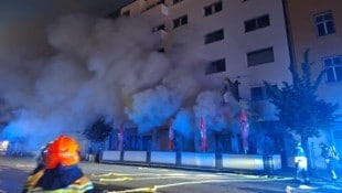Mitten in Innsbruck kam es Montagfrüh zum Großeinsatz! (Bild: Rotes Kreuz Innsbruck)