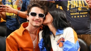 Heimliche Botschaft im Getümmel? Kylie Jenner flüstert Timothée Chalamet während des NBA-Spiels ...