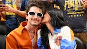 Heimliche Botschaft im Getümmel? Kylie Jenner flüstert Timothée Chalamet während des NBA-Spiels ...