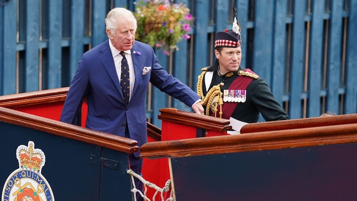 Ständige Stütze des Königs: Seit der Krönung im Mai 2023 steht Lieutenant Colonel Johnny Thompson König Charles stets zur Seite.