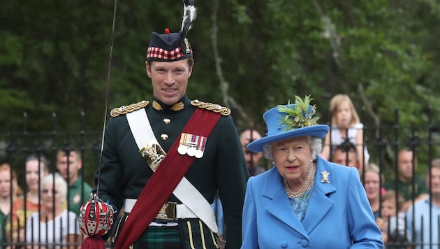 Seit er sowohl Königin Elizabeth als auch ihrem Sohn König Charles als persönlicher Kammerherr gedient hat, ist der umschwärmte Major Johnny zum Colonel befördert worden und hat jetzt geheiratet.