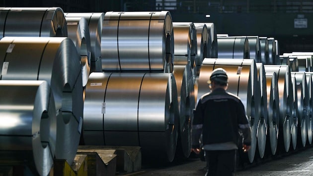 Deutschlands größte Stahlfirma Thyssenkrupp hält an ihrem Plan fest, 11.000 Arbeitsplätze zu streichen.