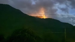 Die brennende Platzisalpe vom Talboden aus gesehen.  (Bild: Ortsfeuerwehr St.Gallenkirch)