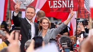 Wahlsieger Karol Nawrocki mit Ehefrau Marta (Bild: EPA/JAREK PRASZKIEWICZ)