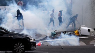 Wilde Szenen an der Champs-Elysées
