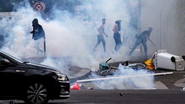 Wilde Szenen an der Champs-Elysées