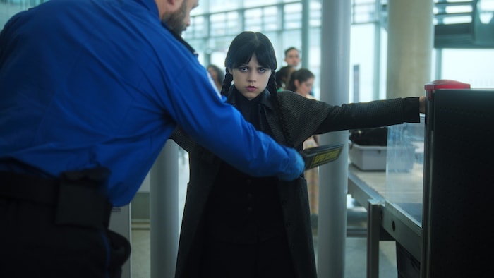 Wednesday wird am Flughafen kontrolliert.