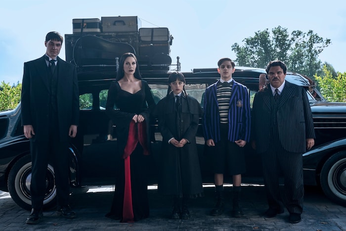 Die Addams Family: Joonas Suotamo als Lurch, Catherine Zeta-Jones als Morticia Addams, Jenna Ortega als Wednesday, Isaac Ordonez alș Pugsley Addams, Thing, Luis Guzmán als Gomez Addam