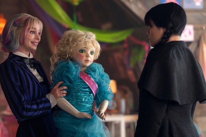 Emma Myers als Enid Sinclair, Jenna Ortega als Wednesday in der ersten Folge der zweiten Staffel.  