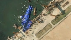 Satellitenbilder zeigen weiße Ballons, die über dem gestrandeten nordkoreanischen Kriegsschiff ...