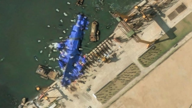 Satellitenbilder zeigen weiße Ballons, die über dem gestrandeten nordkoreanischen Kriegsschiff ...