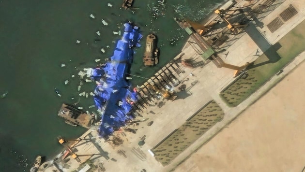 Satellitenbilder zeigen weiße Ballons, die über dem gestrandeten nordkoreanischen Kriegsschiff ...