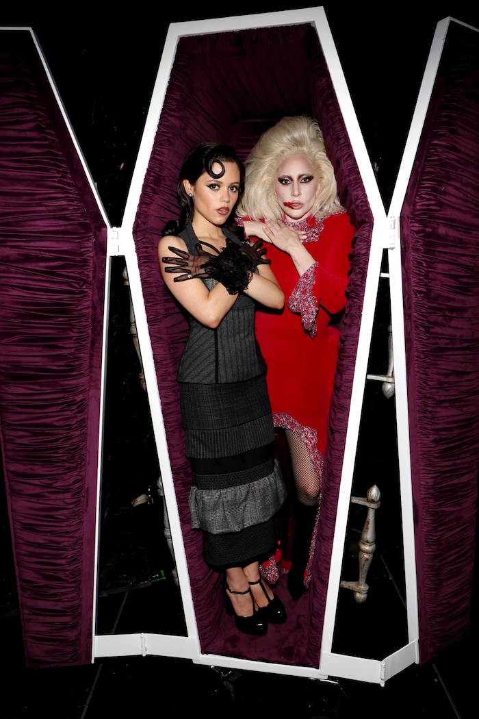 Grusel-Glamour im Sarg! Jenna Ortega und Lady Gaga feiern „Tudum 2025“ im Totenbett!