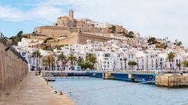 Der Platz auf der Insel ist begrenzt. Zur Entlastung von Orten wie Dalt Vila (hier im Bild) werden nun Autos von Touristen begrenzt. (Bild: sidbradypus)