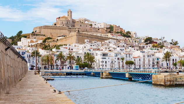 Der Platz auf der Insel ist begrenzt. Zur Entlastung von Orten wie Dalt Vila (hier im Bild) werden nun Autos von Touristen begrenzt.
