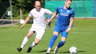 Das Team von Spielertrainer Gabriel Schustereder (l.) besiegte Enzenkirchen mit 2:0  (Bild: Pressefoto Scharinger/Daniel Scharinger)