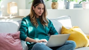 Mit Jobs mit flexibler Zeiteinteilung locken die Betrüger. (Bild: stock.adobe.com/JOSEP SURIA)