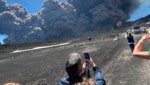 Zwischen Faszination und Panik – während viele Touristen die Beine in die Hände nahmen, nutzten andere die Gelegenheit, das schaurige Schauspiel per Video und Fotos festzuhalten. (Bild: Screenshot: x.com/@aurelienpouzin, Krone KREATIV)