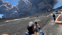 Zwischen Faszination und Panik – während viele Touristen die Beine in die Hände nahmen, nutzten ...