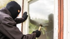 Noch nicht zu betrunken war der Täter, um eine Scheibe einzuschlagen und sich Zutritt zum Haus ...