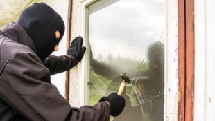 Noch nicht zu betrunken war der Täter, um eine Scheibe einzuschlagen und sich Zutritt zum Haus ...