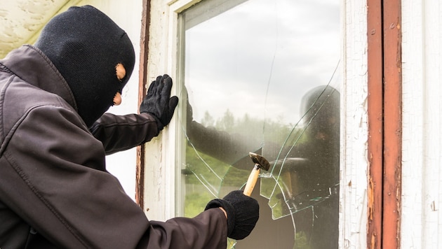 Noch nicht zu betrunken war der Täter, um eine Scheibe einzuschlagen und sich Zutritt zum Haus zu verschaffen.